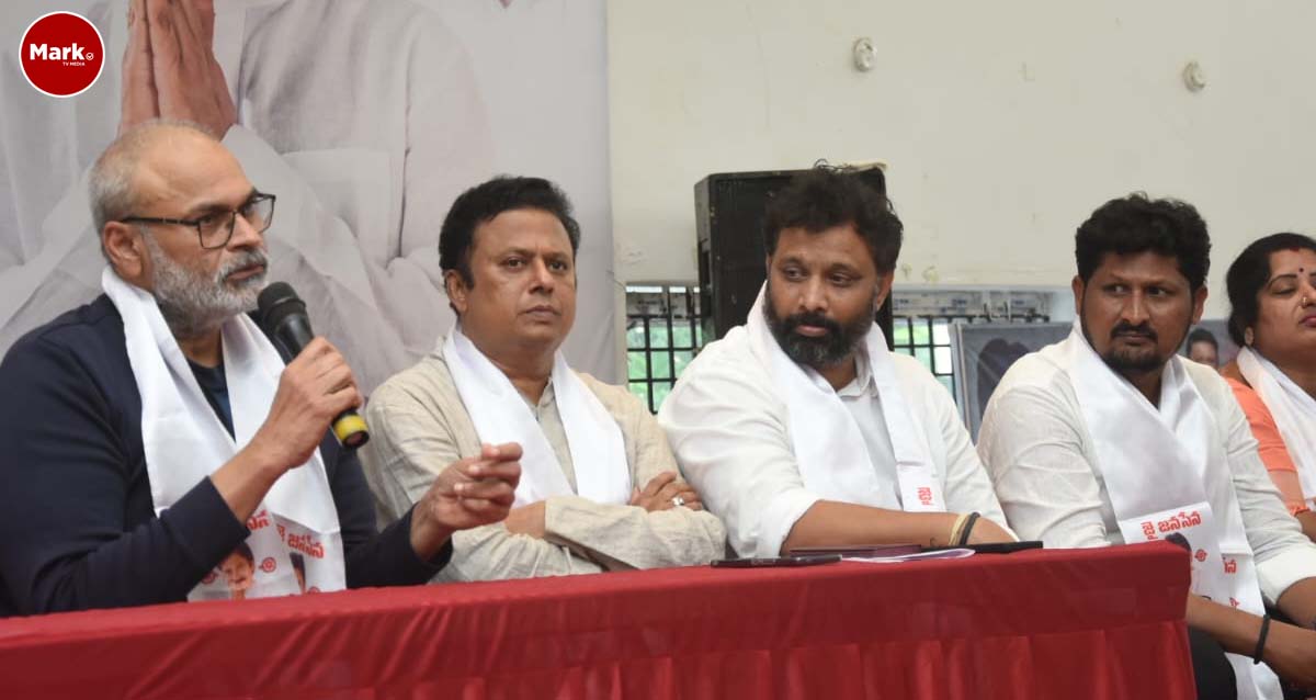 ప్యాకేజీ స్టార్ అంటే చెప్పుతో కొడతాం: నాగబాబు