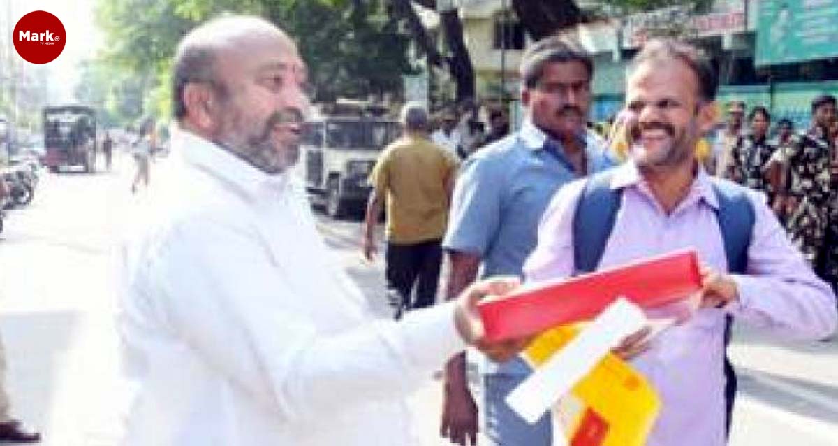ఆ కారణంగా సంతోషంతో మిఠాయిలు పంచిన టీడీపీ నేత….!!