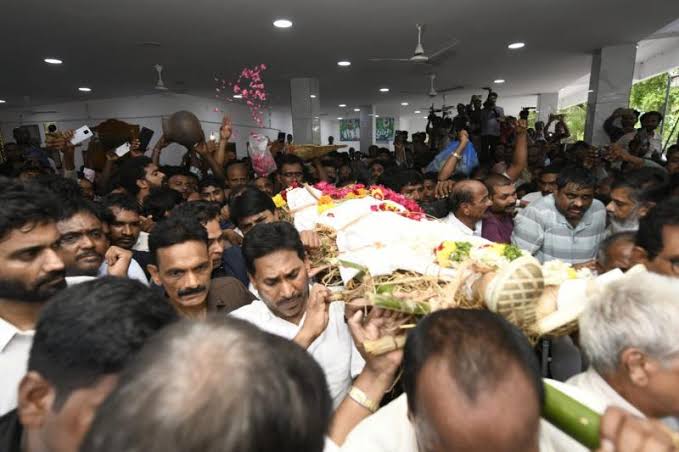 ముద్రగడ పాడె మోయడం వెనుక కారణం అదేనా..?